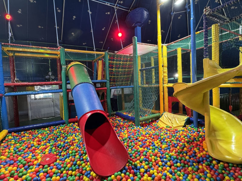 Playground interior do Mundo do Leo com piscina de bolas